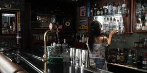 Σερβιτόρα σε μπαρ