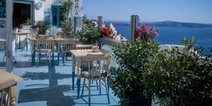 καφε με μπουκαμβιλιες και θαλασσα 