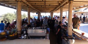 Συνωστισμός σε beach bar στη Μύκονο