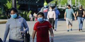 ΗΠΑ: Έπειτα από 100 ημέρες, οι Νεοϋορκέζοι μπορούν να πάνε στα κομμωτήρια και να γευματίσουν έξω