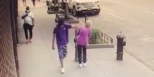 Η στιγμή που νεαρός ρίχνει κάτω την 92χρονη