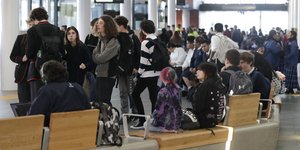 νεοι ορθιοι μιλανε