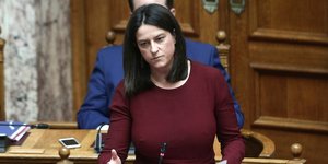 Η Νίκη Κεραμέως κατά την ομιλία της για το νομοσχέδιο για την Παιδεία