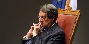 Ο πρόεδρος της Κύπρου, Νίκος Αναστασιάδης σκεπτικός με τα χέρια στο πρόσωπο