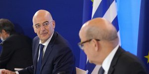 Ο Έλληνας υπουργός Εξωτερικών Νίκος Δένδιας με τον Γάλλο ομόλογό του στο Παρίσι