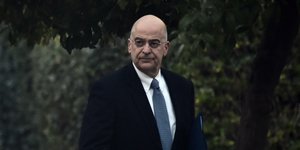 Ο Νίκος Δένδιας έξω από το Μέγαρο Μαξίμου