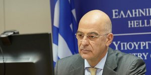 Ο υπουργός Εξωτερικών Νίκος Δένδιας στο υπουργείο και μπροστά στον υπολογιστή του