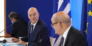 Ο Νίκος Δένδιας με τον Γάλλο ομόλογό του σε τραπέζι