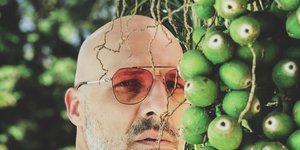 Ο Νίκος Μουτσινάς με γυαλιά ηλίου σε λήψη για το προφίλ του στο Instagram