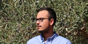 Ο Νίκος Σακελλαρόπουλος πίσω από τους ελαιώνες Σακελλαρόπουλου
