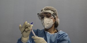 Νοσηλευτικό προσωπικό με μάσκα και γυαλιά σε νοσοκομείο αναφορά για τον κορωνοϊό
