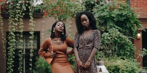 αδερφές με φορέματα nyxclothes