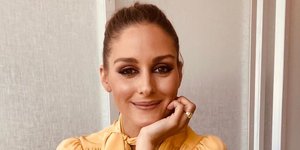 Η Ολίβια Παλέρμο με κίτρινο πουκάμισο