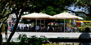 τραπεζακια κατω από ομπρέλες
