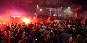 Οπαδοί της Λίβερπουλ πανηγυρίζουν έξω από το Ανφιλντ