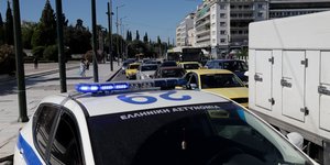 περιπολικο και πισω ταξι