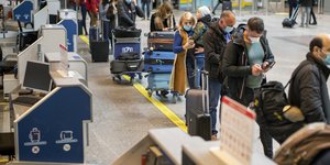 με μασκες στο αεροδρόμιο 