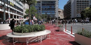 Κυκλικό παγκάκι με φυτά και δέντρο στην πλατεία Συντάγματος 