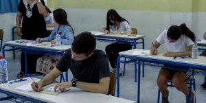 Μαθητές σε θρανία για τις Πανελλήνιες 2020