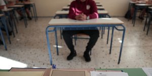 Μαθητής Γ' Λυκείο κατά τη διάρκεια πανελληνίων εξετάσεων