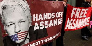 Πανό υπέρ Ασάνζ