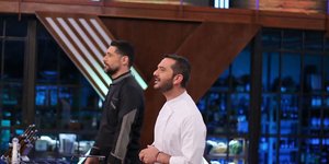 Ο Πάνος Ιωαννίδης και ο Λεωνίδας Κουτσόπουλος στις κουζίνες του MasterChef 4