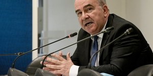 Νίκος Παπαθανάσης με τρια μικροφωνα