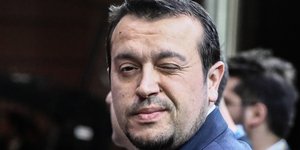Ο Νίκος Παππάς κλείνει το μάτι στους φωτογράφους