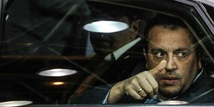 Ο Νίκος Παππάς στο αυτοκίνητο με τον Αλ. Τσίπρα, κάνει σήμα με τον αντίχειρα