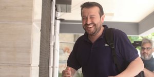 Ο Νίκος Παππάς μπαίνει χαμογελαστός στο Πολιτικό Συμβούλιο του ΣΥΡΙΖΑ