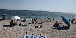 Παραλία με κόσμο