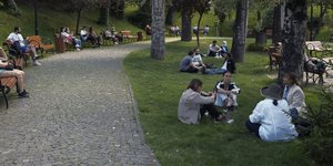 σε παγκακια και γρασίδι