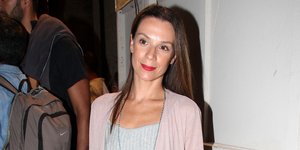 H Πέγκυ Τρικαλιώτη με φόρεμα γκρι και ζακέτα ροζ