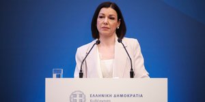 Η Αριστοτελία Πελώνη σε ενημέρωση πολιτικών συντακτών