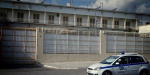 Περιπολικό έξω από τις φυλακές Κορυδαλλού