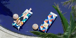 μοντέλο ξαπλώνει σε πετσέτα anaskela