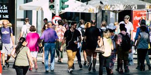 Πεζοί περνούν από διάβαση στην Αθήνα