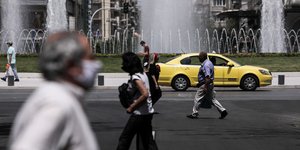 Κόσμος περνά από την Ομόνοια