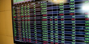 Πίνακας μετοχών στο εσωτερικό του Χρηματιστηρίου Αθηνών