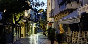 Νυχτερινή βόλτα στην Πλάκα την περίοδο της πανδημίας