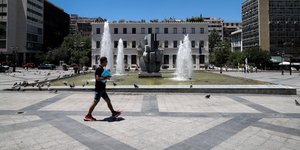 Πεζός σε πλατεία με συντριβάνι