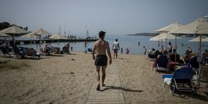 Πλαζ Βουλιαγμένης: Λουόμενοι σε ξαπλώστρες
