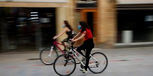 Ποδηλάτριες με μάσκα για τον κορωνοϊό