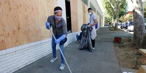 Πολίτες στην Καλιφόρνια καθαρίζουν τους δρόμους φορώντας μάσκα για τον κορωνοϊό