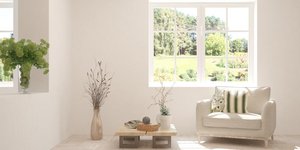 Μπεζ πολυθρόνα και παράθυρο που βλέπει σε κήπο