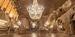 Από την οροφή κρέμονται πολυέλαιοι από αλάτι