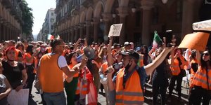 Διαδηλωτές με πορτοκαλί γιλέκα