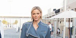 Πριγκίπισσα Σαρλίν με μπλε jumpsuit