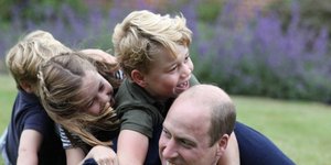 Πρίγκιπας Γουίλιαμ με Τζορτζ, Σάρλοτ και Λούις παίζουν στο γρασίδι