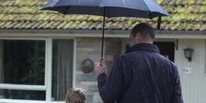 πρίγκιπας Γουίλιαμ κρατά ομπρέλα και περπατά με Τζορτζ και Σάρλοτ